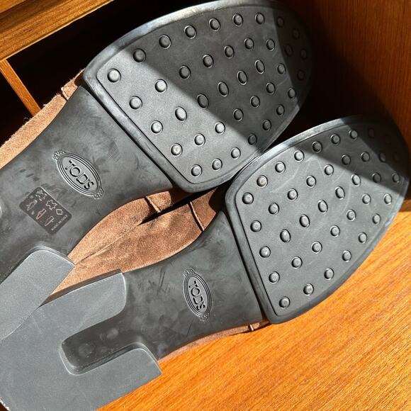 Tod’s suede low-heel loafer - Picture 6 of 9